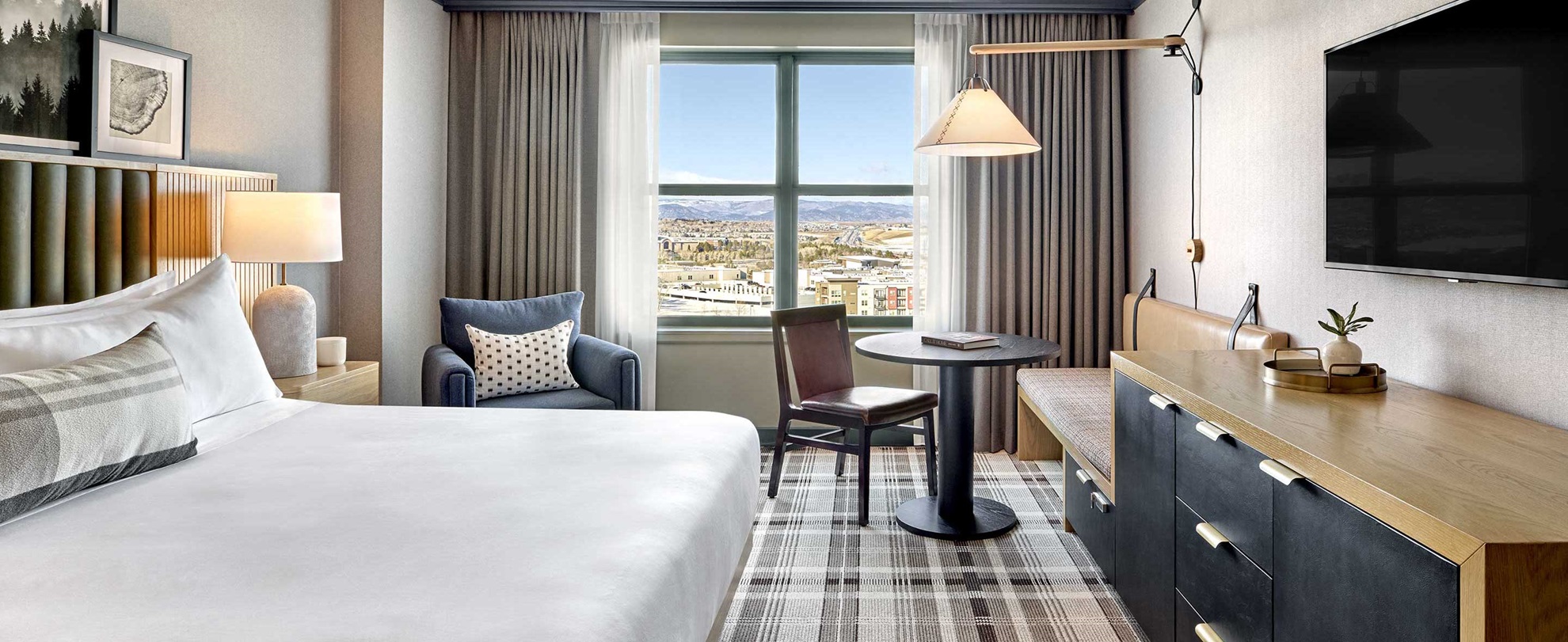 Guest room with king bed